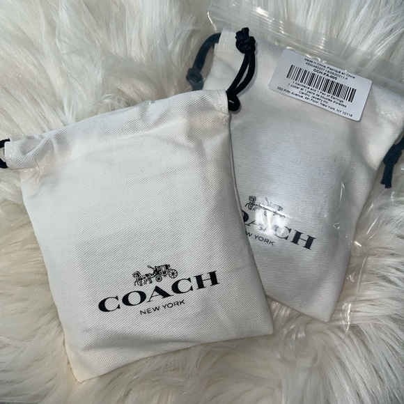 Open Circle Necklace And Tea Rose Stud Earrings Set - Picture 3 of 11